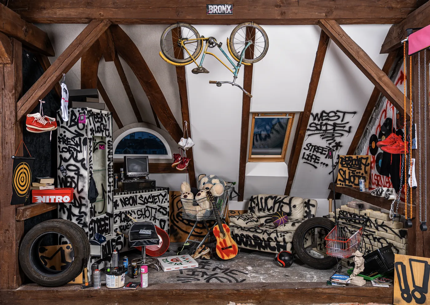 Strefa Bronx w Fresh Loft w Szczecinie - ściany, meble i podłoga pokryte graffiti