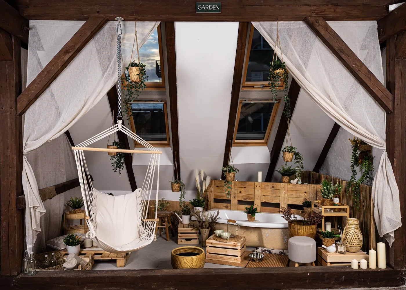 Scenografia Garden w Fresh Loft - drewniane palety, rośliny i wisząca huśtawka
