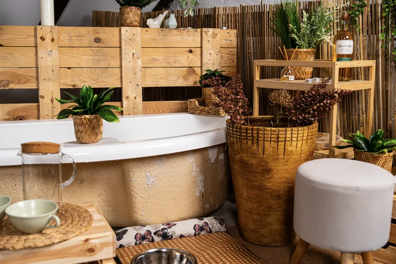 Wanna wolnostojąca wśród roślin w scenografii Garden