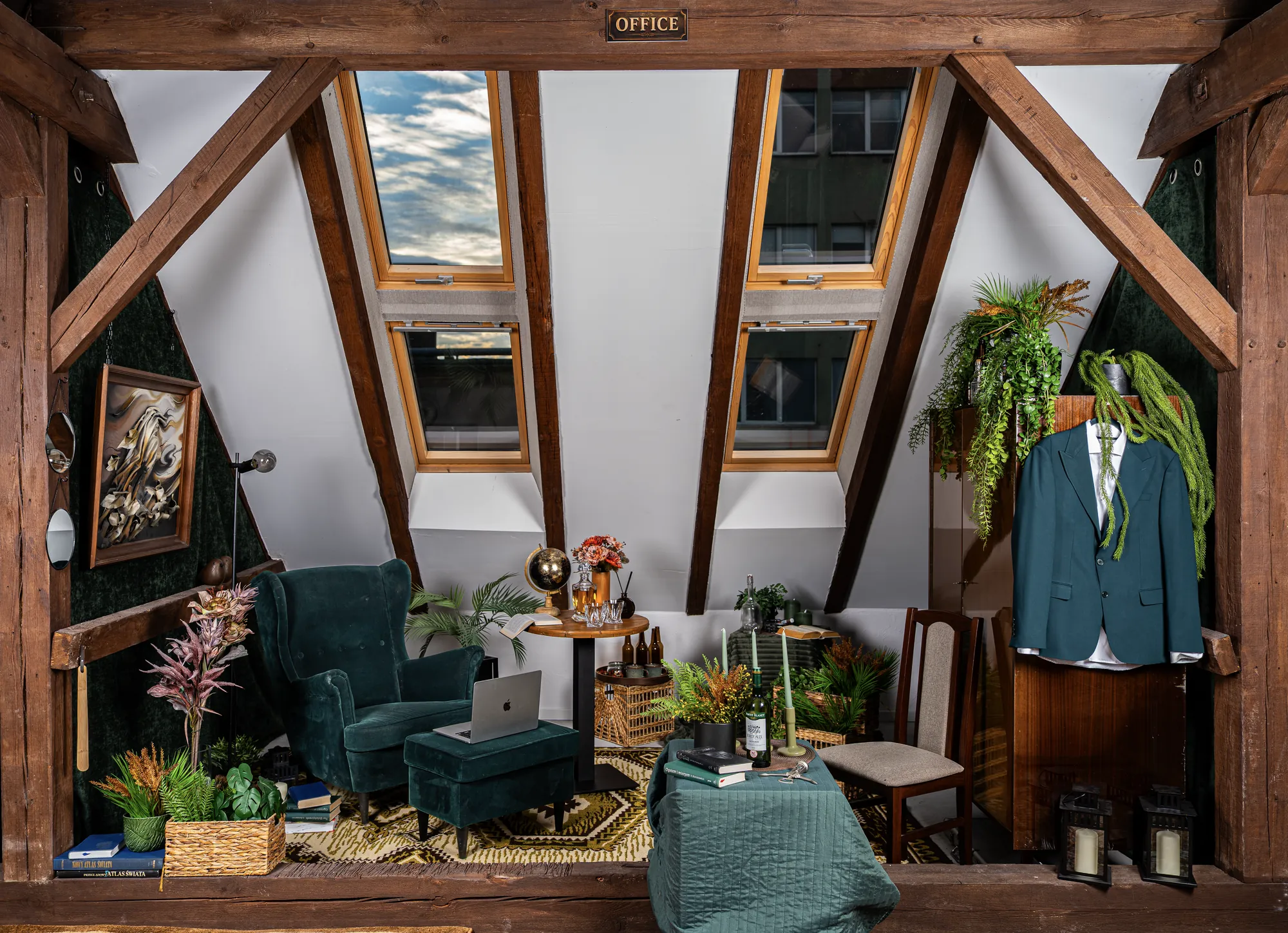 Loft fotograficzny Fresh Loft w Szczecinie - poddasze z drewnianymi belkami i oknami dachowymi w scenografii Office