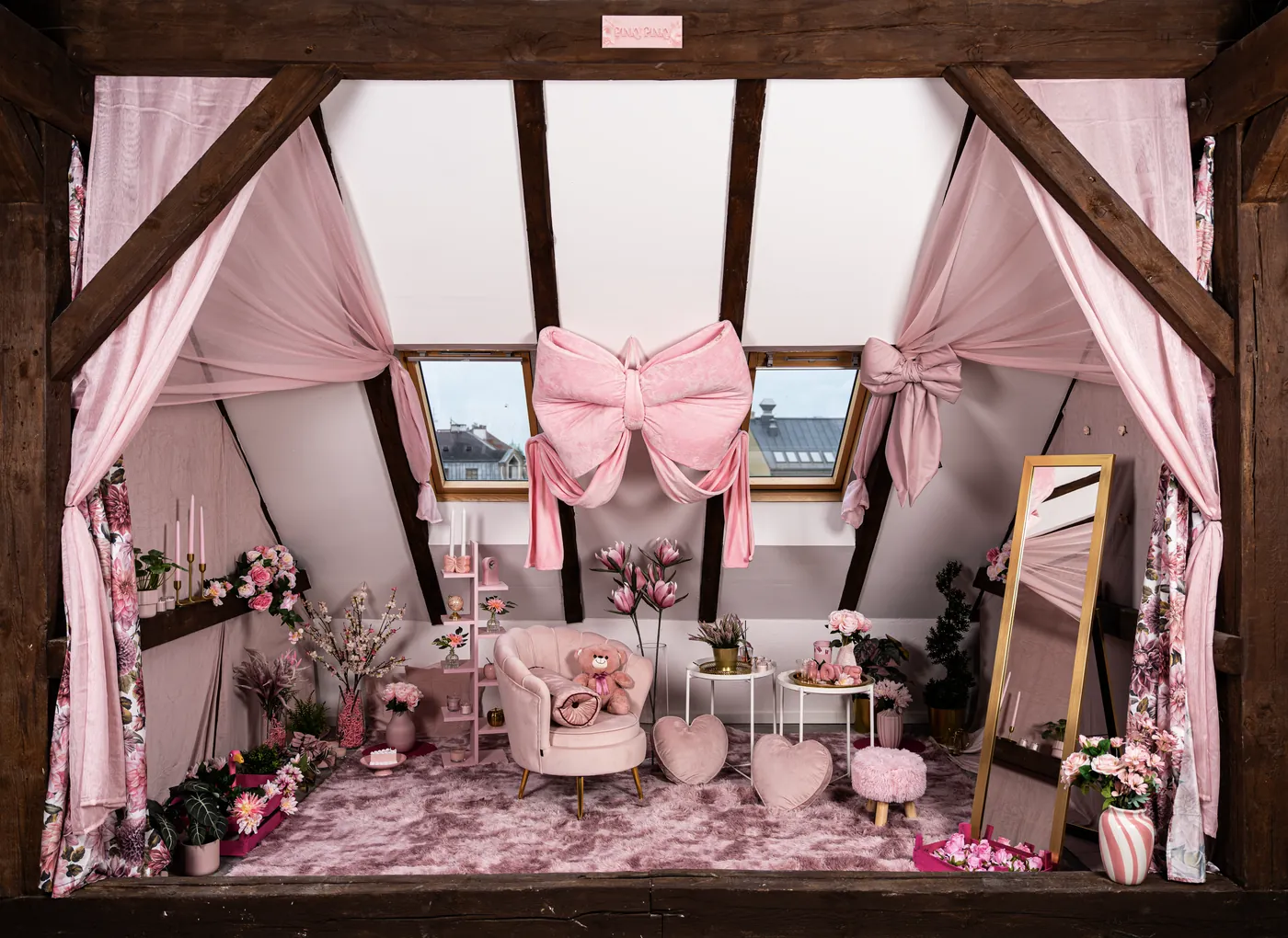 Scenografia Pinky Pinky w Fresh Loft - różowa aranżacja z tiulami, lustrem i kwiatami