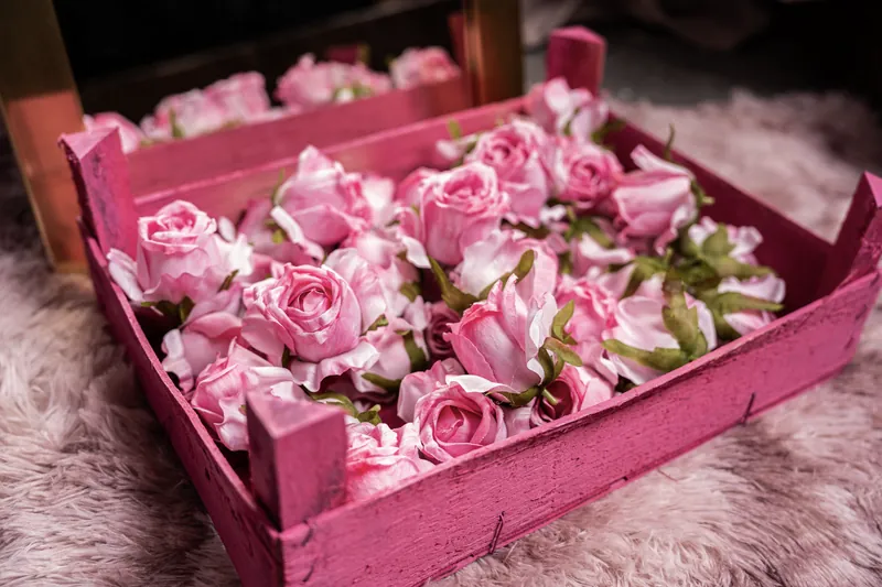Skrzynka z różowymi różami w scenografii Pinky Pinky