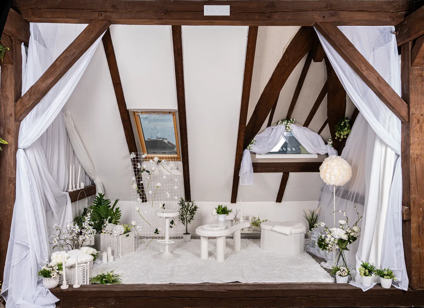 Scenografia Snow White w Fresh Loft - biała aranżacja z przewiewnymi tkaninami