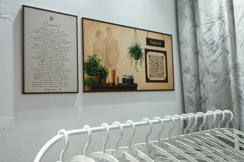 Przebieralnia w lofcie Fresh Loft - wieszaki na ubrania i miejsce na przebranie